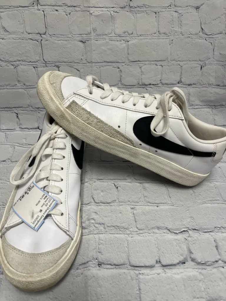 Size 9 Men's White Nike Tennis Shoe