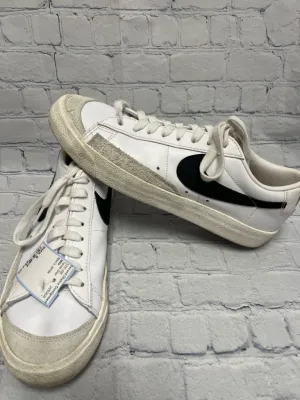 Size 9 Men's White Nike Tennis Shoe