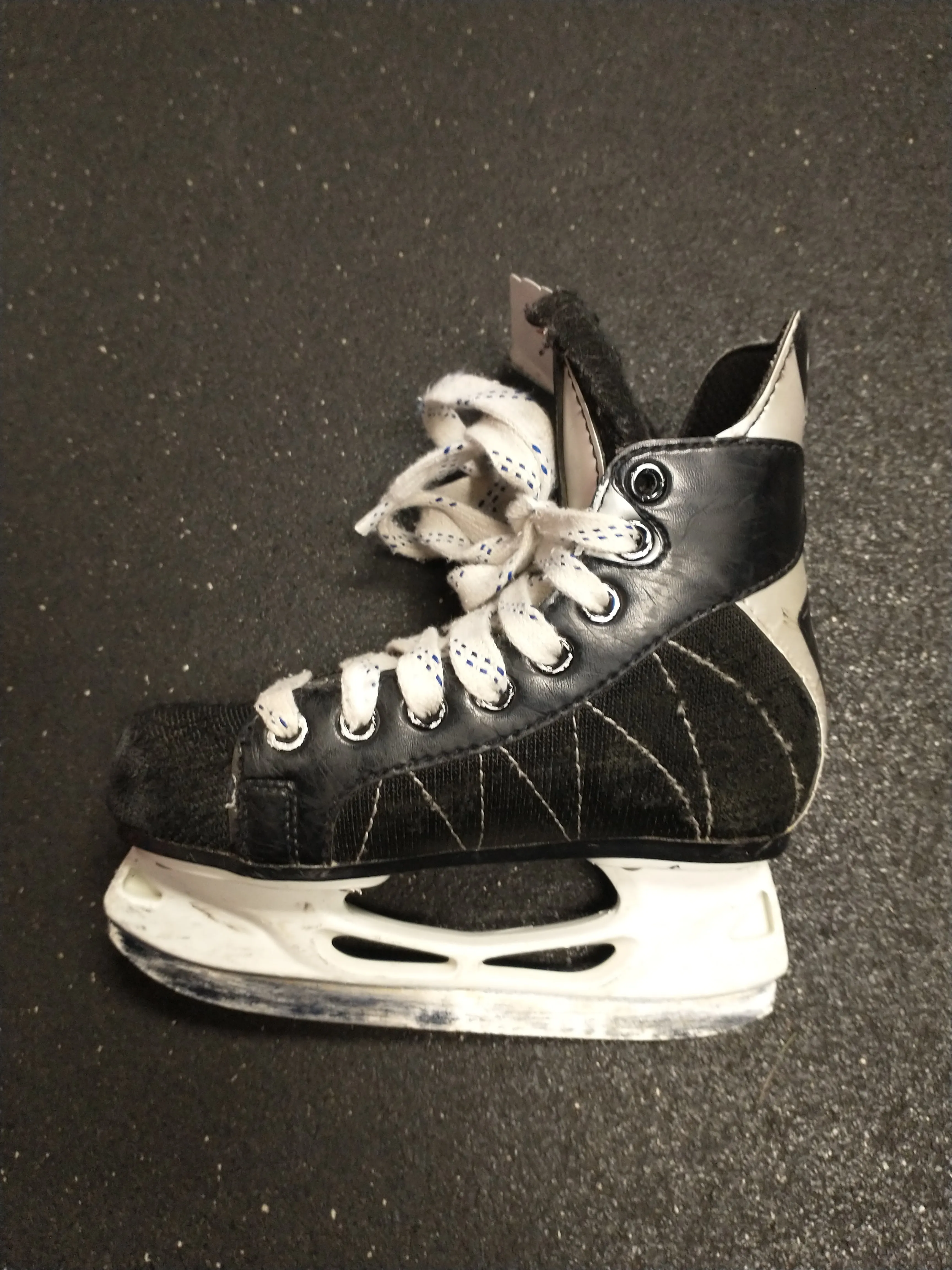 Used Easton Magnum Skates YTH Size 13