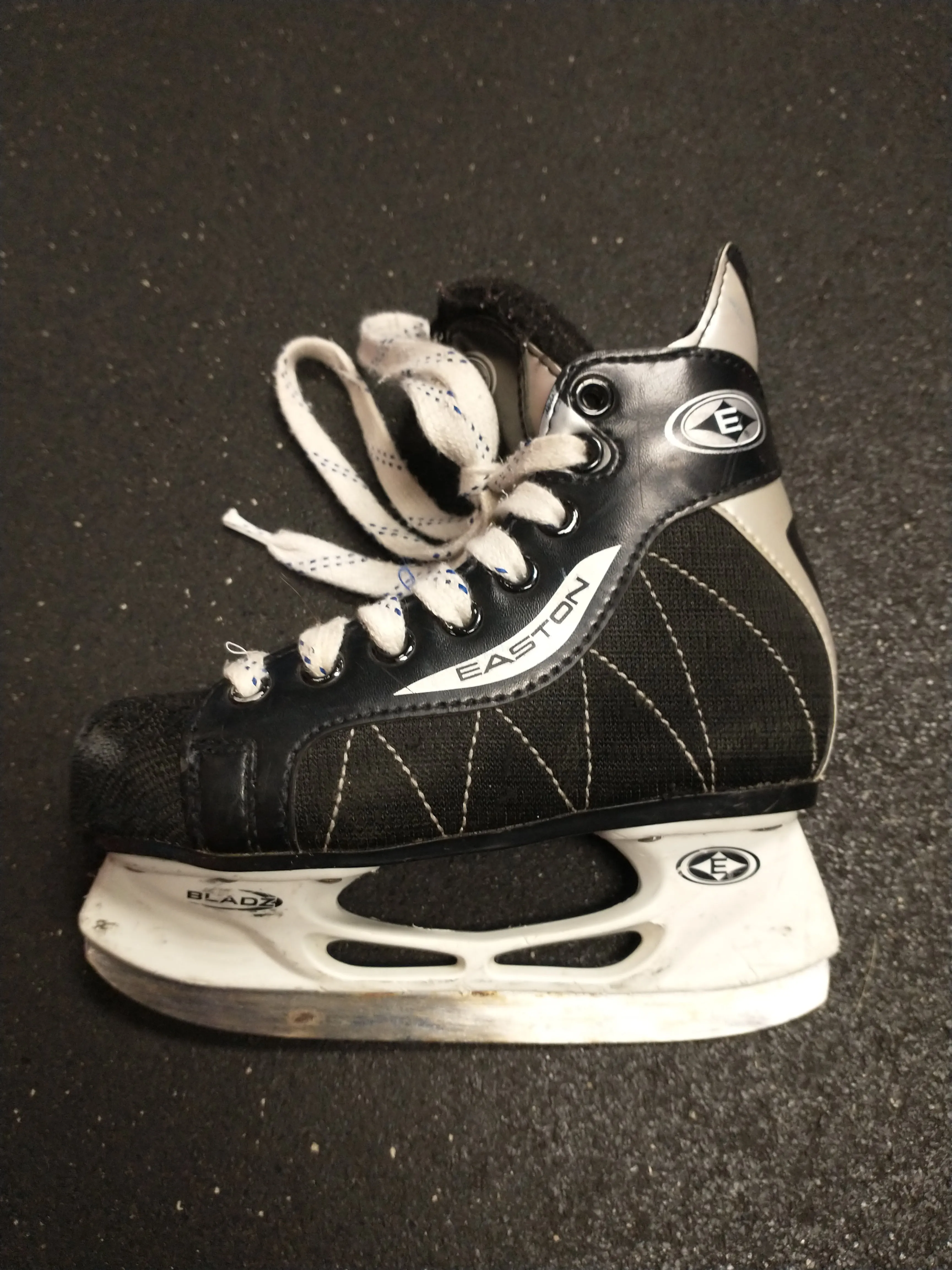 Used Easton Magnum Skates YTH Size 13