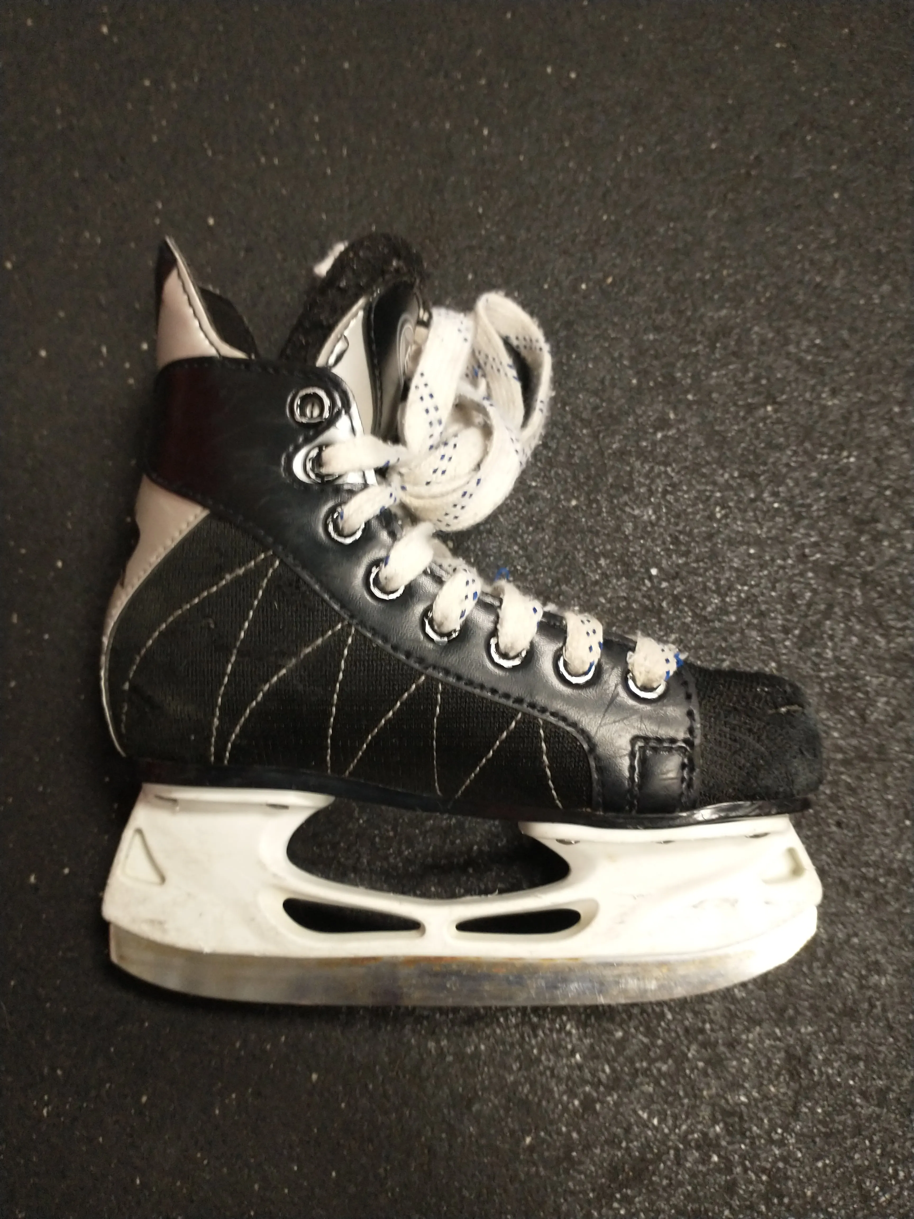 Used Easton Magnum Skates YTH Size 13